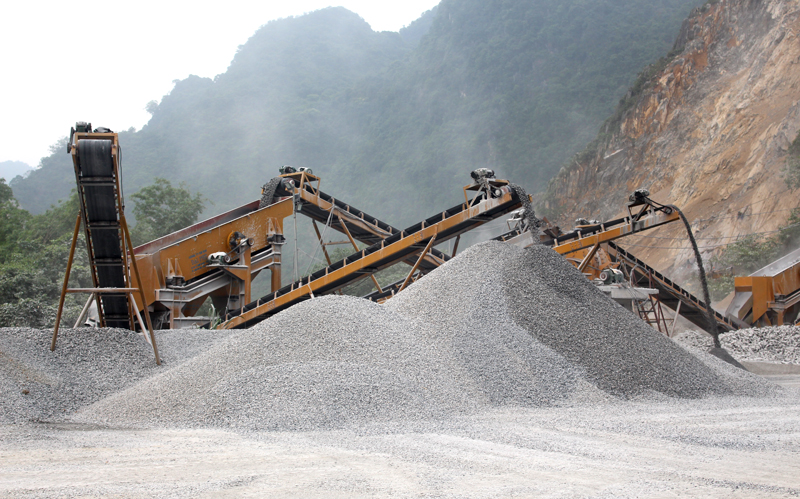 Khai thác đất đá sỏi cát