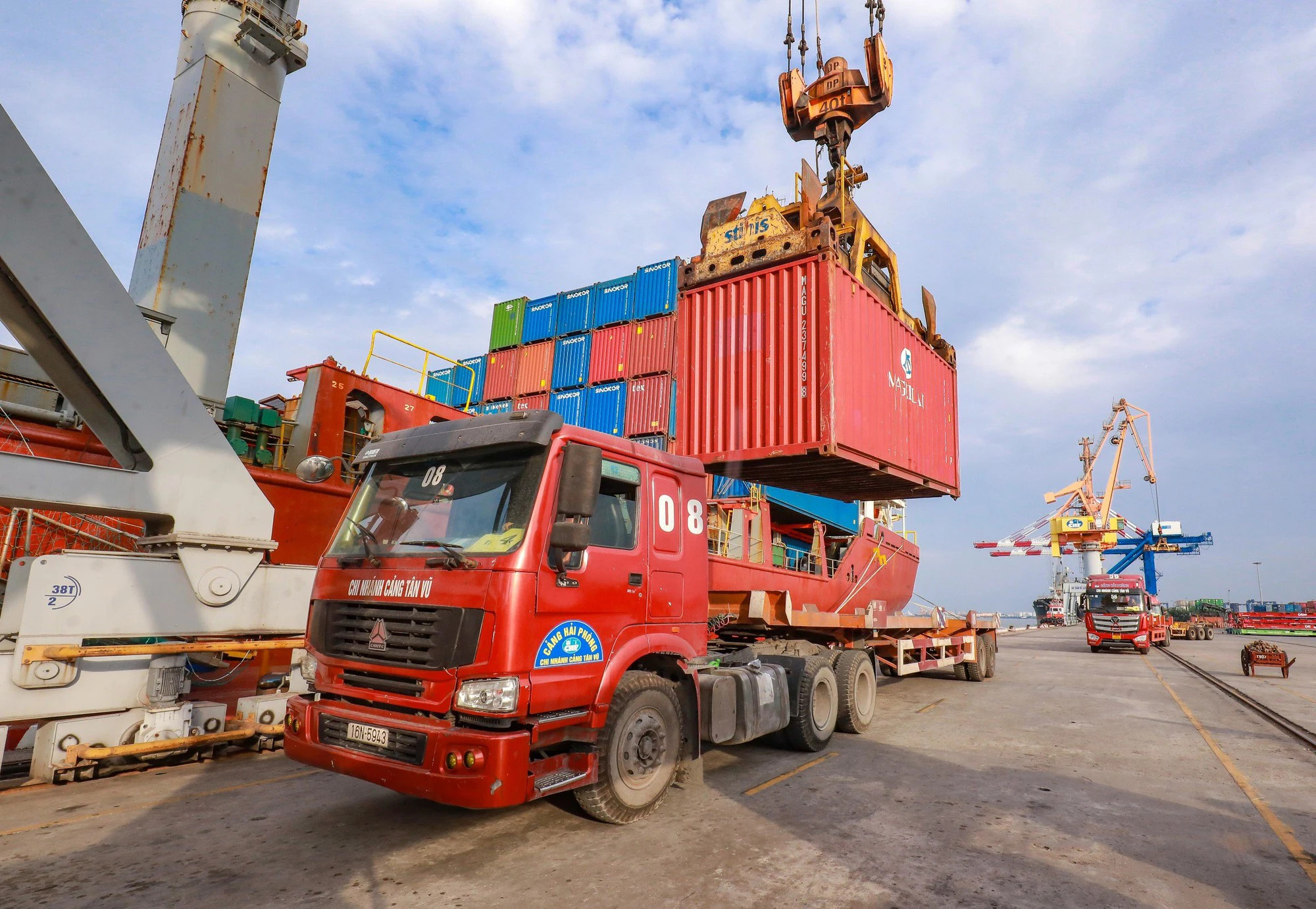 Vận tải hàng hóa tại cảng biển